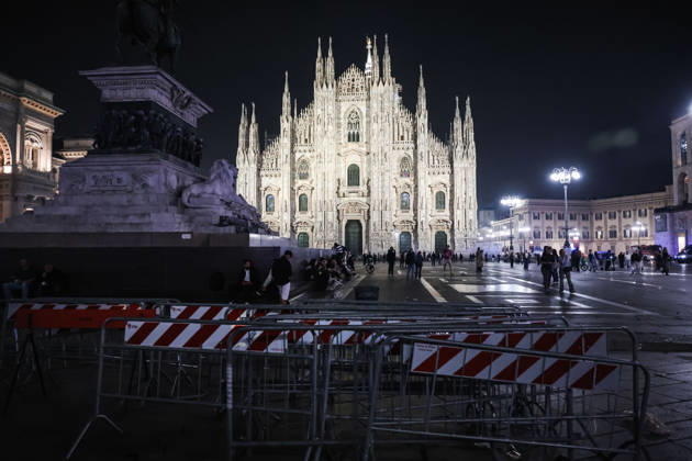 IPA89830553 - Milan: Damage caused by clashes between protesters and police during the Italia in Piazza demonstration against the high cost of living in the city center. Pictured: Damage in Piazza del Duomo Copyright: xAlessandroxBremecx xx IPA89830553