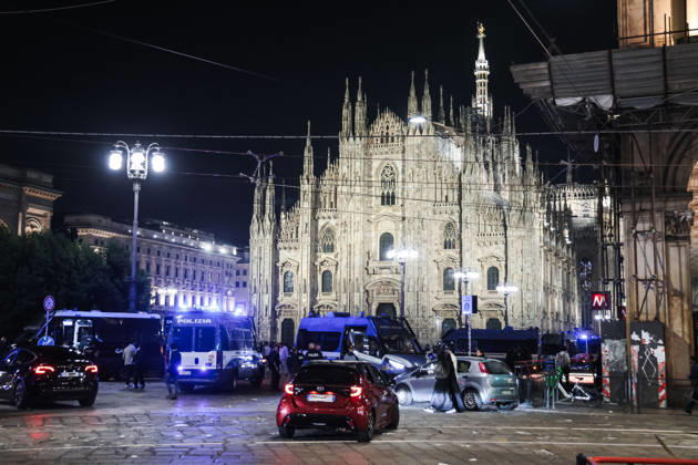 IPA89830554 - Milan: Damage caused by clashes between protesters and police during the Italia in Piazza demonstration against the high cost of living in the city center. Pictured: Police in Piazza del Duomo Copyright: xAlessandroxBremecx xx IPA89830554