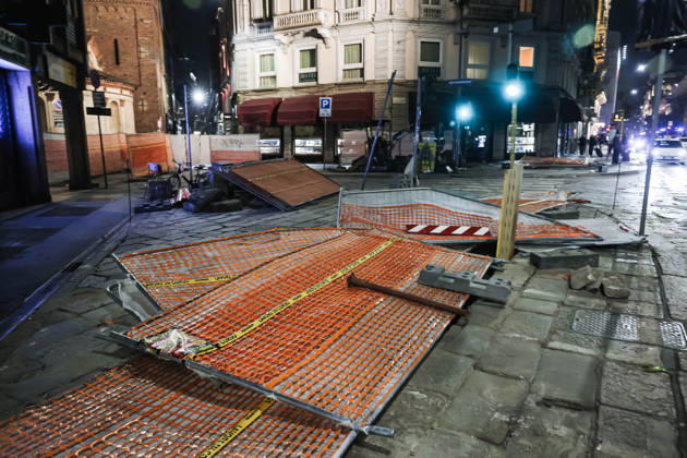 IPA89830555 - Milan: Damage caused by clashes between protesters and police during the Italia in Piazza demonstration against the high cost of living in the city center. Pictured: Damage on Missori Street Copyright: xAlessandroxBremecx xx IPA89830555
