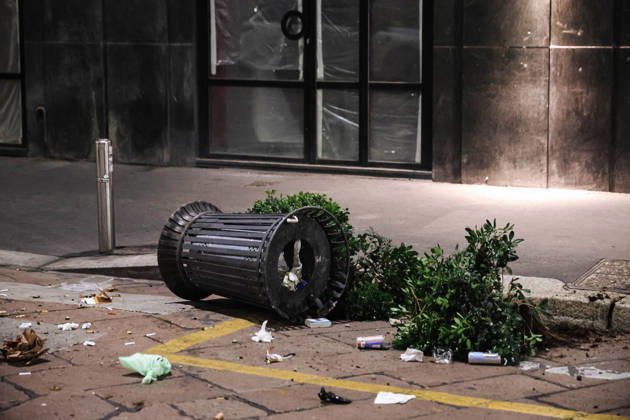 IPA89830557 - Milan: Damage caused by clashes between protesters and police during the Italia in Piazza demonstration against the high cost of living in the city center. Pictured: Damage on Missori Street Copyright: xAlessandroxBremecx xx IPA89830557