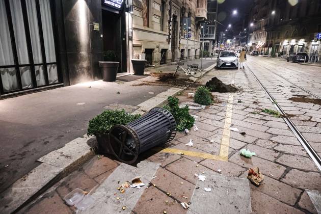 IPA89830559 - Milan: Damage caused by clashes between protesters and police during the Italia in Piazza demonstration against the high cost of living in the city center. Pictured: Damage on Missori Street Copyright: xAlessandroxBremecx xx IPA89830559