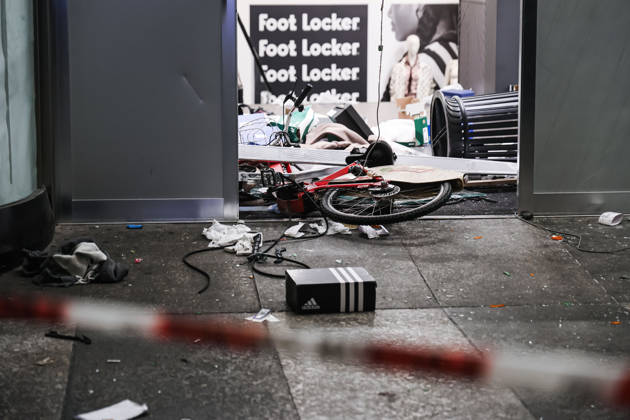 IPA89830537 - Milan: Damage caused by clashes between protesters and police during the Italia in Piazza demonstration against the high cost of living in the city center. Pictured: Damage to the Foot Locker store on Corso Vittorio Emanuele II Copyright: xAlessandroxBremecx xx IPA89830537