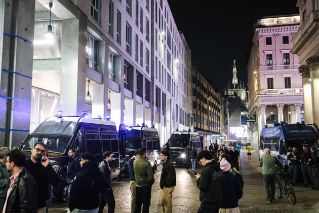 IPA89830539 - Milan: Damage caused by clashes between protesters and police during the Italia in Piazza demonstration against the high cost of living in the city center. Pictured: Police and Carabinieri on Corso Vittorio Emanuele II Copyright: xAlessandroxBremecx xx IPA89830539