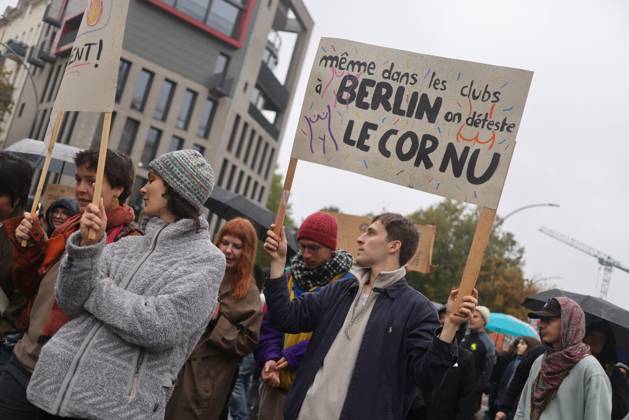 Berlin Rally Supports French Students BERLIN, GERMANY, OCTOBER 17, 2026: Demonstrators gather in solidarity with students protesting in France, calling for better education funding and improved school conditions. The rally forms part of solidarity actions supporting the French student movement. Berlin Berlin Germany Copyright: x xZairaxBiaginix xJNAxPressx