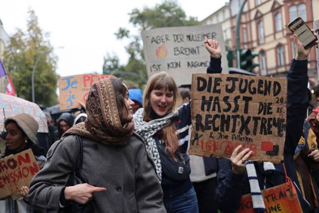 Berlin Rally Supports French Students BERLIN, GERMANY, OCTOBER 17, 2026: Demonstrators gather in solidarity with students protesting in France, calling for better education funding and improved school conditions. The rally forms part of solidarity actions supporting the French student movement. Berlin Berlin Germany Copyright: x xZairaxBiaginix xJNAxPressx