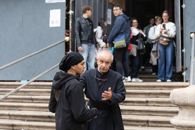 IPA89867620 - Milan, October 18, 2026: More Clashes and Looting in Downtown Milan the Day After the Protest; pictured: a priest closes the church to protesters seeking shelter  Copyright: xFrancescoxEnriquezx xFrancescoxEnriquezx IPA89867620