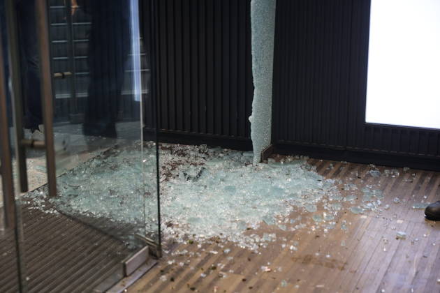 RECORD DATE NOT STATED IPA89870248 - Milan: More clashes and looting by hooded youths in the city center the day after the demonstration on Saturday, the 17th; many hooded individuals were detained and taken to police headquarters; windows at La Rinascente were damaged  Copyright: xx xFrancescoxEnriquezx IPA89870248.jpeg