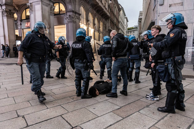 Police detain 160 as unrest continues for second day in Milan MILAN, ITALY - OCTOBER 18: Police carry out numerous detentions and arrests as protesters, including many young demonstrators, flee from law enforcement during urban unrest following demonstrations against the high cost of living in Milan, Italy, on October 18, 2026. Damage to shops and public property was reported across the city amid the clashes. Andrea Carrubba Anadolu Milan Italy. Editorial use only. Please get in touch for any other usage.  Copyright: x2026xAnadoluxAndreaxCarrubbax