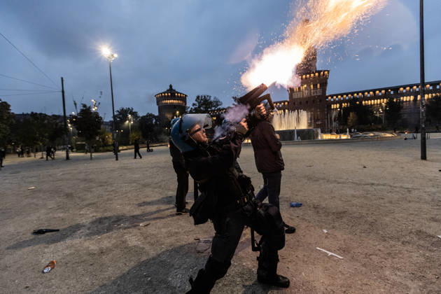 Police detain 160 as unrest continues for second day in Milan MILAN, ITALY - OCTOBER 18: Police carry out numerous detentions and arrests as protesters, including many young demonstrators, flee from law enforcement during urban unrest following demonstrations against the high cost of living in Milan, Italy, on October 18, 2026. Damage to shops and public property was reported across the city amid the clashes. Andrea Carrubba Anadolu Milan Italy. Editorial use only. Please get in touch for any other usage.  Copyright: x2026xAnadoluxAndreaxCarrubbax