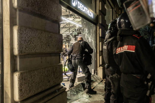 Police detain 160 as unrest continues for second day in Milan MILAN, ITALY - OCTOBER 18: Police carry out numerous detentions and arrests as protesters, including many young demonstrators, flee from law enforcement during urban unrest following demonstrations against the high cost of living in Milan, Italy, on October 18, 2026. Damage to shops and public property was reported across the city amid the clashes. Andrea Carrubba Anadolu Milan Italy. Editorial use only. Please get in touch for any other usage.  Copyright: x2026xAnadoluxAndreaxCarrubbax