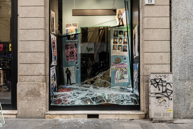 Police detain 160 as unrest continues for second day in Milan MILAN, ITALY - OCTOBER 18: A shop with a smashed storefront window is seen following protests in Milan, Italy, on October 18, 2026. Groups threw stones, bottles, firecrackers and barriers at police officers, who responded with tear gas and water cannon, while shops were damaged and looted around the city center and a Carabinieri vehicle was destroyed. Andrea Carrubba Anadolu Milan Italy. Editorial use only. Please get in touch for any other usage.  Copyright: x2026xAnadoluxAndreaxCarrubbax