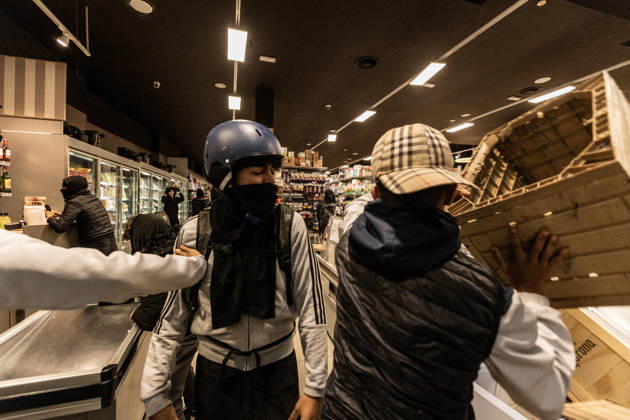 Police detain 160 as unrest continues for second day in Milan MILAN, ITALY - OCTOBER 18: Protesters vandalize a shop during protests in Milan, Italy, on October 18, 2026. Groups threw stones, bottles, firecrackers and barriers at police officers, who responded with tear gas and water cannon, while shops were damaged and looted around the city center and a Carabinieri vehicle was destroyed. Andrea Carrubba Anadolu Milan Italy. Editorial use only. Please get in touch for any other usage.  Copyright: x2026xAnadoluxAndreaxCarrubbax