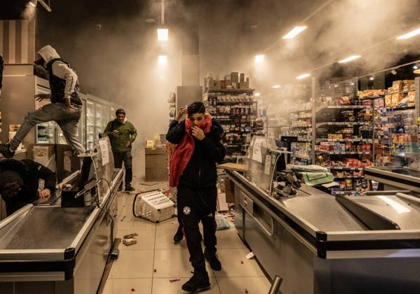 Police detain 160 as unrest continues for second day in Milan MILAN, ITALY - OCTOBER 18: Protesters vandalize a shop during protests in Milan, Italy, on October 18, 2026. Groups threw stones, bottles, firecrackers and barriers at police officers, who responded with tear gas and water cannon, while shops were damaged and looted around the city center and a Carabinieri vehicle was destroyed. Andrea Carrubba Anadolu Milan Italy. Editorial use only. Please get in touch for any other usage.  Copyright: x2026xAnadoluxAndreaxCarrubbax