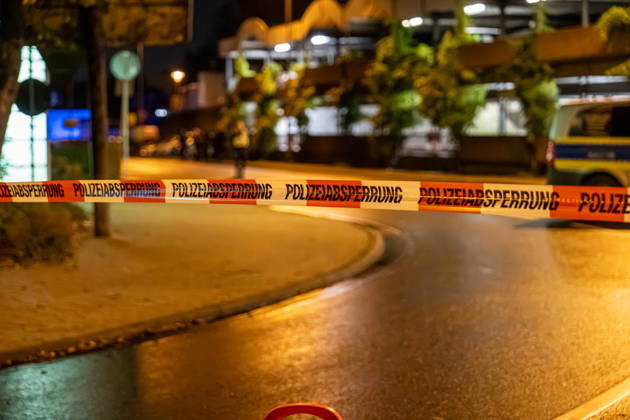 Sprengstoffexplosion in Gastronomiebetrieb Eingangstür zerstört In der Nacht von Sonntag auf Montag, 19.10.2026, kam es gegen 03:30 Uhr in der Hattersheimer Straße in Hofheim am Taunus nach dem Anschein zu einer Sprengstoffexplosion. Die Tür des Eingangsbereichs eines Gebäudes wurde dabei zerstört. Die Polizei war vor Ort und sperrte die Straße weiträumig ab. Bereits am 03.10.2026 war in derselben Straße vor einem Gastronomiebetrieb eine Brandvorrichtung abgelegt worden, wodurch eine Fußmatte in Brand geriet und Rußanhaftungen am Gebäude entstanden. Nach unbestätigten Informationen war die Feuerwehr in Bereitstellung, das Gebäude durfte zunächst nicht betreten werden, bis eine nicht näher definierte Spezialeinheit eintra