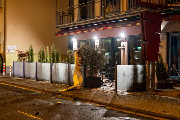 Sprengstoffexplosion in Gastronomiebetrieb Eingangstür zerstört In der Nacht von Sonntag auf Montag, 19.10.2026, kam es gegen 03:30 Uhr in der Hattersheimer Straße in Hofheim am Taunus nach dem Anschein zu einer Sprengstoffexplosion. Die Tür des Eingangsbereichs eines Gebäudes wurde dabei zerstört. Die Polizei war vor Ort und sperrte die Straße weiträumig ab. Bereits am 03.10.2026 war in derselben Straße vor einem Gastronomiebetrieb eine Brandvorrichtung abgelegt worden, wodurch eine Fußmatte in Brand geriet und Rußanhaftungen am Gebäude entstanden. Nach unbestätigten Informationen war die Feuerwehr in Bereitstellung, das Gebäude durfte zunächst nicht betreten werden, bis eine nicht näher definierte Spezialeinheit eintra