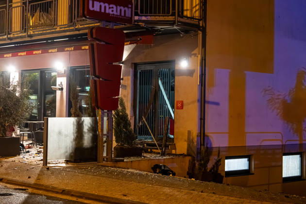 Sprengstoffexplosion in Gastronomiebetrieb Eingangstür zerstört In der Nacht von Sonntag auf Montag, 19.10.2026, kam es gegen 03:30 Uhr in der Hattersheimer Straße in Hofheim am Taunus nach dem Anschein zu einer Sprengstoffexplosion. Die Tür des Eingangsbereichs eines Gebäudes wurde dabei zerstört. Die Polizei war vor Ort und sperrte die Straße weiträumig ab. Bereits am 03.10.2026 war in derselben Straße vor einem Gastronomiebetrieb eine Brandvorrichtung abgelegt worden, wodurch eine Fußmatte in Brand geriet und Rußanhaftungen am Gebäude entstanden. Nach unbestätigten Informationen war die Feuerwehr in Bereitstellung, das Gebäude durfte zunächst nicht betreten werden, bis eine nicht näher definierte Spezialeinheit eintra