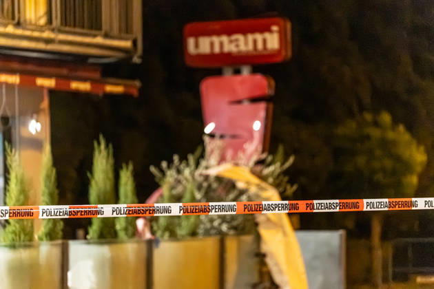 Sprengstoffexplosion in Gastronomiebetrieb Eingangstür zerstört In der Nacht von Sonntag auf Montag, 19.10.2026, kam es gegen 03:30 Uhr in der Hattersheimer Straße in Hofheim am Taunus nach dem Anschein zu einer Sprengstoffexplosion. Die Tür des Eingangsbereichs eines Gebäudes wurde dabei zerstört. Die Polizei war vor Ort und sperrte die Straße weiträumig ab. Bereits am 03.10.2026 war in derselben Straße vor einem Gastronomiebetrieb eine Brandvorrichtung abgelegt worden, wodurch eine Fußmatte in Brand geriet und Rußanhaftungen am Gebäude entstanden. Nach unbestätigten Informationen war die Feuerwehr in Bereitstellung, das Gebäude durfte zunächst nicht betreten werden, bis eine nicht näher definierte Spezialeinheit eintra