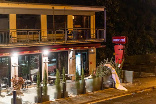 Sprengstoffexplosion in Gastronomiebetrieb Eingangstür zerstört In der Nacht von Sonntag auf Montag, 19.10.2026, kam es gegen 03:30 Uhr in der Hattersheimer Straße in Hofheim am Taunus nach dem Anschein zu einer Sprengstoffexplosion. Die Tür des Eingangsbereichs eines Gebäudes wurde dabei zerstört. Die Polizei war vor Ort und sperrte die Straße weiträumig ab. Bereits am 03.10.2026 war in derselben Straße vor einem Gastronomiebetrieb eine Brandvorrichtung abgelegt worden, wodurch eine Fußmatte in Brand geriet und Rußanhaftungen am Gebäude entstanden. Nach unbestätigten Informationen war die Feuerwehr in Bereitstellung, das Gebäude durfte zunächst nicht betreten werden, bis eine nicht näher definierte Spezialeinheit eintra