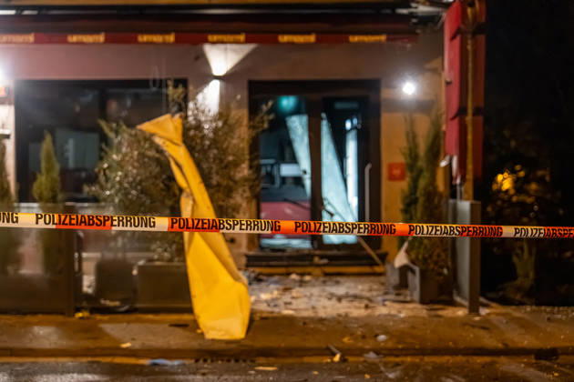 Sprengstoffexplosion in Gastronomiebetrieb Eingangstür zerstört In der Nacht von Sonntag auf Montag, 19.10.2026, kam es gegen 03:30 Uhr in der Hattersheimer Straße in Hofheim am Taunus nach dem Anschein zu einer Sprengstoffexplosion. Die Tür des Eingangsbereichs eines Gebäudes wurde dabei zerstört. Die Polizei war vor Ort und sperrte die Straße weiträumig ab. Bereits am 03.10.2026 war in derselben Straße vor einem Gastronomiebetrieb eine Brandvorrichtung abgelegt worden, wodurch eine Fußmatte in Brand geriet und Rußanhaftungen am Gebäude entstanden. Nach unbestätigten Informationen war die Feuerwehr in Bereitstellung, das Gebäude durfte zunächst nicht betreten werden, bis eine nicht näher definierte Spezialeinheit eintra