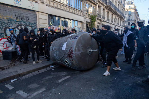IPA89895774 - Paris, protest on October 18 near Place de la République; protesters are clashing with police, and barricades are being erected  Copyright: xMattiaxDavidxRinaldi LiveMediax xMattiaxDavidxRinaldi LiveMediax IPA89895774