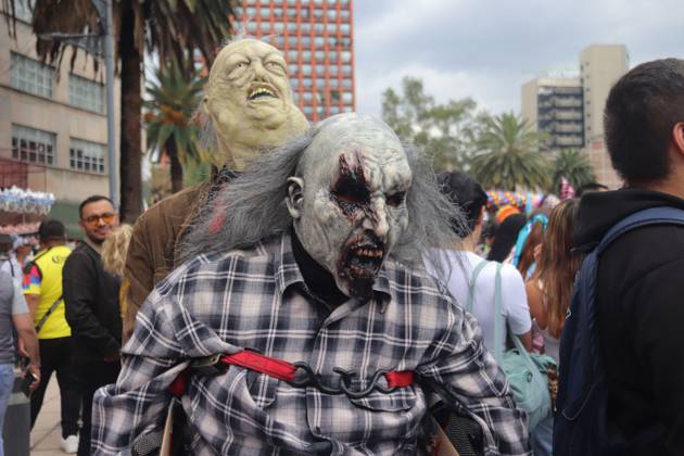 October 18, 2026, Mexico City, Mexico: MEXICO Mexico City, MEXICO - OCTOBER 18, 2026: Participants in the 19th annual Zombie Walk Mexico 2026, dressed as the living dead, monsters, and horror characters, gather at the Monument to the Revolution in Mexico City. Mexico City Mexico - ZUMAq101 20261018_zna_q101_252 Copyright: xCarlosxSantiagox