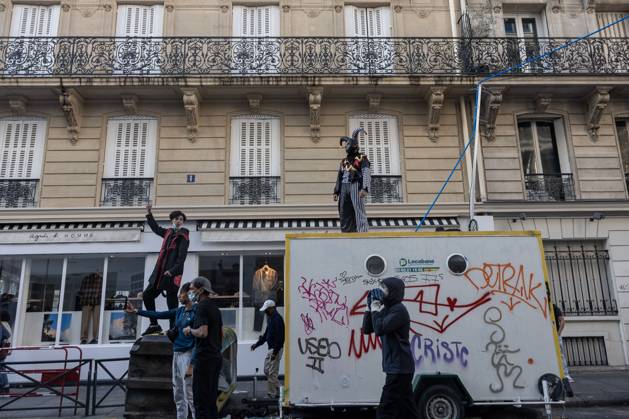 October 18, 2026, Paris, France: PARIS, FRANCE - OCTOBER 18, 2026: Protesters clash with police near Place de la Ro publique in Paris during a protest against austerity. Protesters set up makeshift barricades and start fires in the square and surrounding streets. After police clear the square, protesters attack nearby shops. Paris France  - ZUMAq101 20261018_zna_q101_282 Copyright: xOualidxAbdellaouix