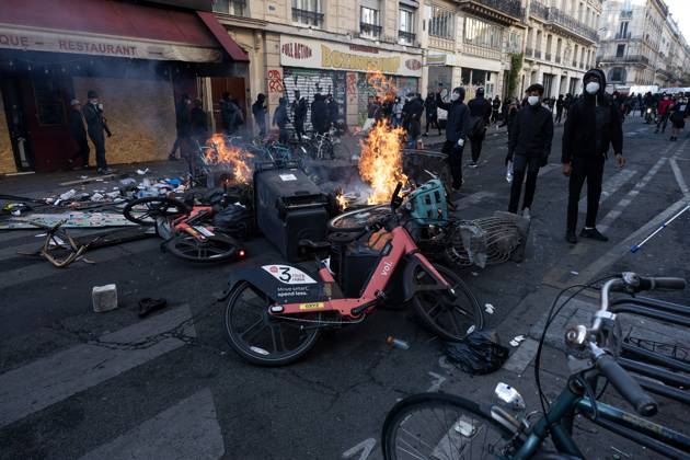 October 18, 2026, Paris, France: PARIS, FRANCE - OCTOBER 18, 2026: Protesters clash with police near Place de la RÃ publique in Paris during a protest against austerity. Protesters set up makeshift barricades and start fires in the square and surrounding streets. After police clear the square, protesters attack nearby shops. Paris France - ZUMAq101 20261018_zna_q101_294 Copyright: xOualidxAbdellaouix