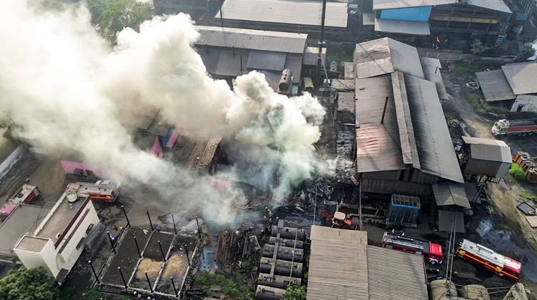 RECORD DATE NOT STATED A massive fire broke out at a tar manufacturing factory Raipur, Oct 19 (ANI): Smoke billows out from a tar manufacturing factory following a massive fire, in Raipur on Monday. (ANI Video Grab) Raipur Chhattisgarh India Copyright: xANIx ANI_20261019280