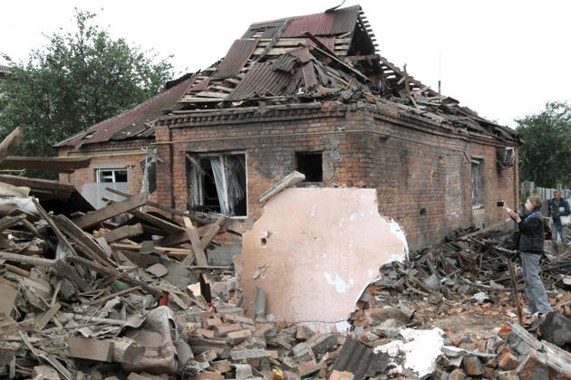 Russian troops hit Dnipro with guided bombs A woman takes pictures of a ruined house with her smartphone after a Russian bombardment in Dnipro, Ukraine, on October 19, 2026. On Monday morning, Russian forces launched guided aerial bombs at the eastern city, damaging private homes and infrastructure. An 84-year-old woman was hospitalised in moderate condition. Dnipro Ukraine Copyright: xMykolaxMiakshykovx originalFilename: ukrinform-russiant261019_npOGU