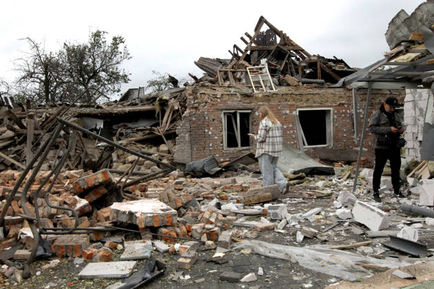 Russian troops hit Dnipro with guided bombs A man and a woman stand among the rubble near a house damaged by a bombardment in Dnipro, Ukraine, on October 19, 2026. On Monday morning, forces launched guided aerial bombs at the eastern city, damaging private homes and infrastructure. An 84-year-old woman was hospitalised in moderate condition. Dnipro Ukraine Copyright: xMykolaxMiakshykovx originalFilename: ukrinform-russiant261019_npPXU