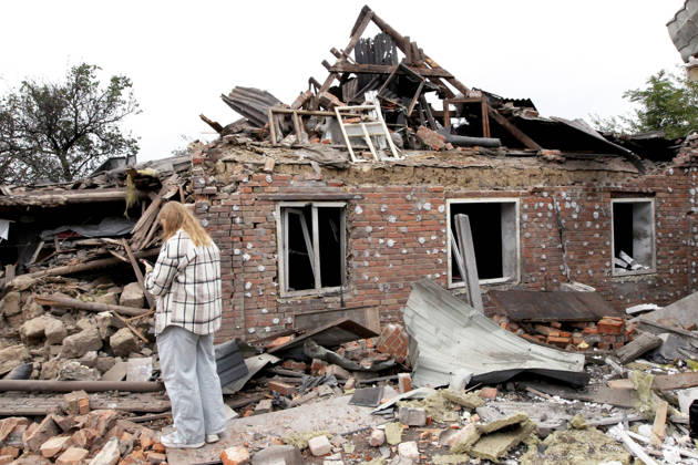 Russian troops hit Dnipro with guided bombs A woman stands among the rubble outside a house damaged by a Russian bombardment in Dnipro, Ukraine, on October 19, 2026. On Monday morning, Russian forces launched guided aerial bombs at the eastern city, damaging private homes and infrastructure. An 84-year-old woman was hospitalised in moderate condition. Dnipro Ukraine Copyright: xMykolaxMiakshykovx originalFilename: ukrinform-russiant261019_nptxK