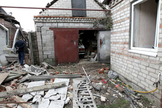 Russian troops hit Dnipro with guided bombs A man walks past a garage damaged by a Russian bombardment in Dnipro, Ukraine, on October 19, 2026. On Monday morning, Russian forces launched guided aerial bombs at the eastern city, damaging private homes and infrastructure. An 84-year-old woman was hospitalised in moderate condition. Dnipro Ukraine Copyright: xMykolaxMiakshykovx originalFilename: ukrinform-russiant261019_npvAp