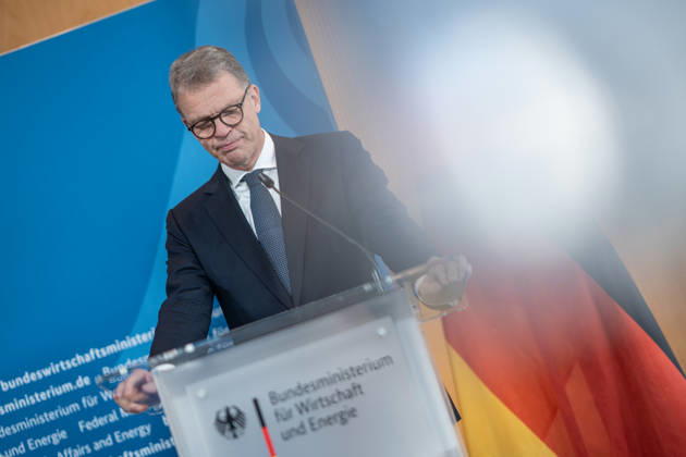 Christian Sewing, CEO Deutsche Bank AG;Übergabe Standortbericht der Initiative Made for Germany an Bundeswirtschaftsministerin, Berlin Berlin Deutschland BMWI