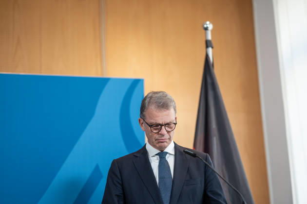 Christian Sewing, CEO Deutsche Bank AG;Übergabe Standortbericht der Initiative Made for Germany an Bundeswirtschaftsministerin, Berlin Berlin Deutschland BMWI