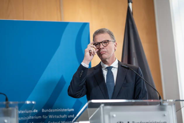 Christian Sewing, CEO Deutsche Bank AG;Übergabe Standortbericht der Initiative Made for Germany an Bundeswirtschaftsministerin, Berlin Berlin Deutschland BMWI