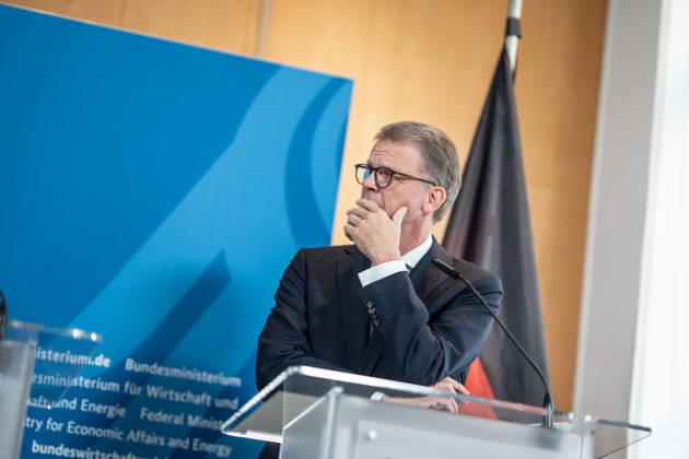 Christian Sewing, CEO Deutsche Bank AG;Übergabe Standortbericht der Initiative Made for Germany an Bundeswirtschaftsministerin, Berlin Berlin Deutschland BMWI