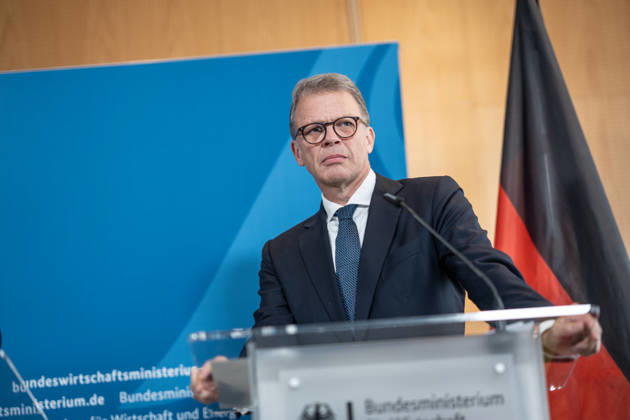 Christian Sewing, CEO Deutsche Bank AG;Übergabe Standortbericht der Initiative Made for Germany an Bundeswirtschaftsministerin, Berlin Berlin Deutschland BMWI