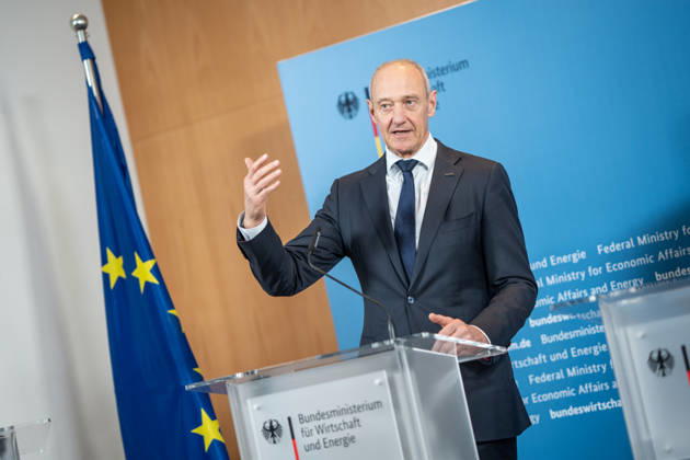 Roland Busch, CEO Siemens AG;Übergabe Standortbericht der Initiative Made for Germany an Bundeswirtschaftsministerin, Berlin Berlin Deutschland BMWI