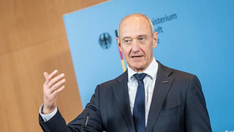 Roland Busch, CEO Siemens AG;Übergabe Standortbericht der Initiative Made for Germany an Bundeswirtschaftsministerin, Berlin Berlin Deutschland BMWI
