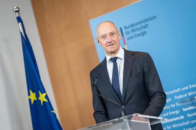 Roland Busch, CEO Siemens AG;Übergabe Standortbericht der Initiative Made for Germany an Bundeswirtschaftsministerin, Berlin Berlin Deutschland BMWI