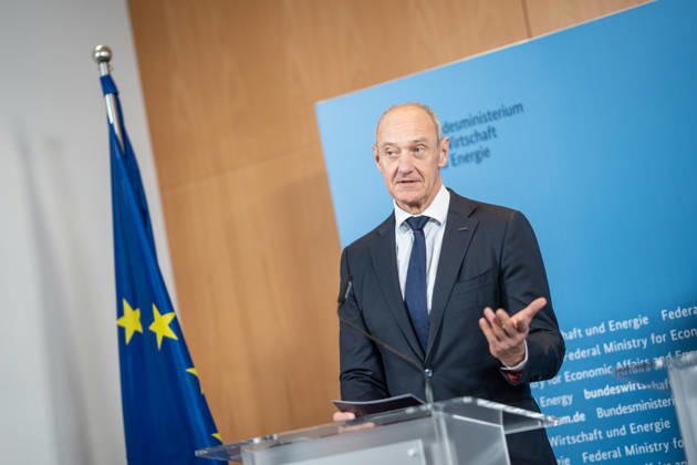 Roland Busch, CEO Siemens AG;Übergabe Standortbericht der Initiative Made for Germany an Bundeswirtschaftsministerin, Berlin Berlin Deutschland BMWI