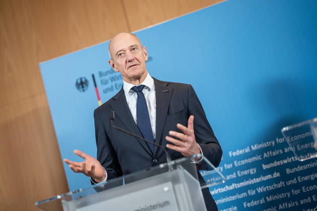 Roland Busch, CEO Siemens AG;Übergabe Standortbericht der Initiative Made for Germany an Bundeswirtschaftsministerin, Berlin Berlin Deutschland BMWI