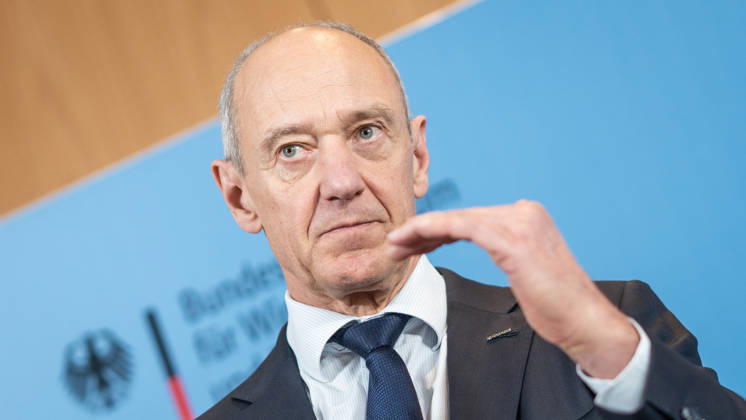 Roland Busch, CEO Siemens AG;Übergabe Standortbericht der Initiative Made for Germany an Bundeswirtschaftsministerin, Berlin Berlin Deutschland BMWI