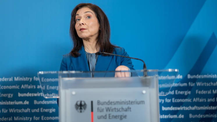 Katherina Reiche, Bundesministerin für Wirtschaft und Energie;Übergabe Standortbericht der Initiative Made for Germany an Bundeswirtschaftsministerin, Berlin Berlin Deutschland BMWI