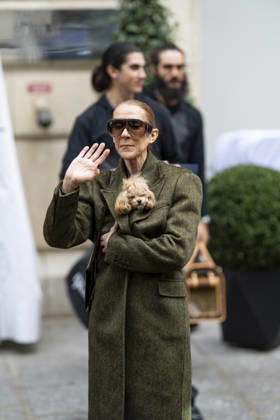 Céline Dion, accompanied by her sons Eddy and Nelson Angelil, leaves the Royal Monceau hotel for La Plenitude Arena in Paris after 16 concerts over five weeks in front of nearly 500,000 people, on October 19, 2026. Holding her dog, Madison, in her arms, the Canadian singer waved one last time to her fans gathered in front of the hotel. She will return to the Paris La Défense Arena for 10 special concerts from May 8 to 29, 2027. Pierre Perusseau Bestimage Céline Dion, accompanied by her sons Eddy and Nelson Angelil, leaves the Royal Monceau luxury hotel in Paris on October 19, 2026, following 16 concerts over five weeks performed before nearly 500,000 people. Holding her dog, Madison, in her arms, the Canadian singer waved one last time to Copyright: xPierrexPerusseaux xBestimagexPierrexPerusseaux xBestimagex