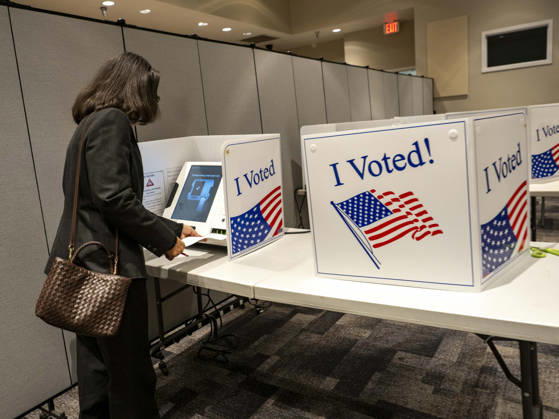 October 19, 2026, Little Rock, Arkansas, USA: WANDA KING prepares to vote on the first day of early vote in Little Rock, Arkansas. Little Rock USA  - ZUMAd155 20261019_znp_d155_008 Copyright: xSuexDorfmanx