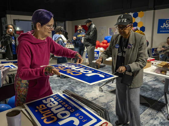 October 19, 2026, Little Rock, Arkansas, USA: Volunteers for Democratic Congressional candidate Chris Jones prepare to canvas on the first day of early vote in Little Rock, Arkansas. Former gubernatorial candidate Jones is running for the seat now held by Rep. French Hill. Should Jones win, he will be the first Black person Arkansas sends to Congress. Little Rock USA - ZUMAd155 20261019_znp_d155_015 Copyright: xSuexDorfmanx