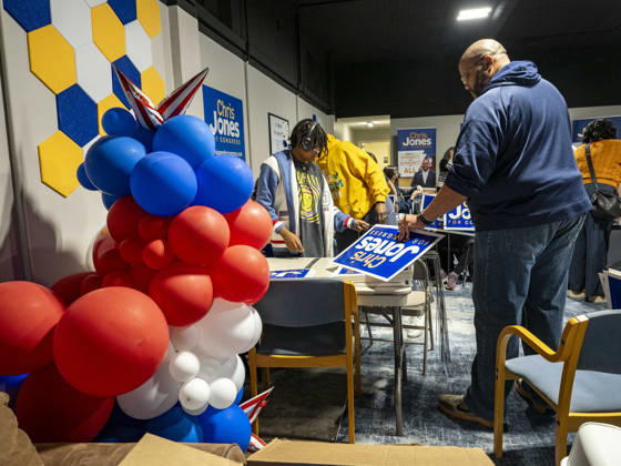 October 19, 2026, Little Rock, Arkansas, USA: Volunteers for Democratic Congressional candidate Chris Jones prepare to canvas on the first day of early vote in Little Rock, Arkansas. Former gubernatorial candidate Jones is running for the seat now held by Rep. French Hill. Should Jones win, he will be the first Black person Arkansas sends to Congress. Little Rock USA - ZUMAd155 20261019_znp_d155_018 Copyright: xSuexDorfmanx