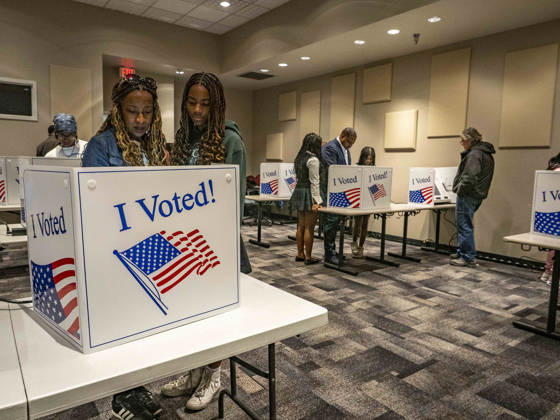 October 19, 2026, Little Rock, Arkansas, USA: JERRILYN JONES, wife of Democratic Congressional candidate CHRIS JONES, explains how to vote to their eldest daughter, JORDYN JONES. Across the room, CHRIS JONES explains the same to his younger daughters, JANELLE and JASMINE JONES. They are casting their votes on the first day of early vote in Arkansas. Jones is running for the seat now held by Rep. French Hill (R-AR). Should Jones win, he will be the first Black person Arkansas sends to Congress. Little Rock USA - ZUMAd155 20261019_znp_d155_032 Copyright: xSuexDorfmanx