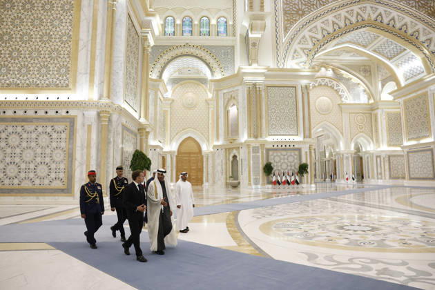 President Macron Visit To Middle East - Abu Dhabi Sheikh Mohamed bin Zayed Al Nahyan, President of the United Arab Emirates (UAE), welcomes French President Emmanuel Macron as he arrives for a meeting at Qasr Al Watan presidential palace in Abu Dhabi, United Arab Emirates, October 19, 2026. Photo by Benoit Tessier Pool ABACAPRESS.COM Abu Dhabi United Arab Emirates Copyright: xTessierxBenoit Pool ABACAx